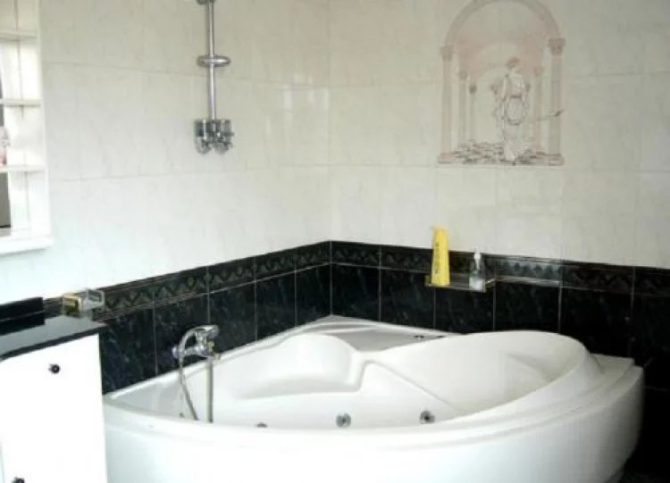 Baño con bañera de hidromasaje