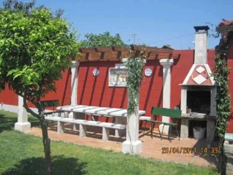 Porche con pérgola, mesa de piedra y barbacoa