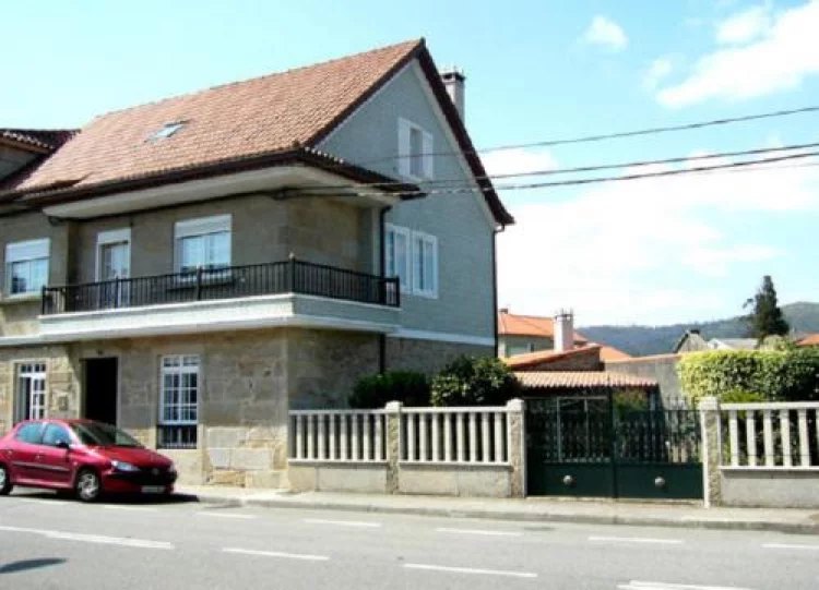 Fachada de piedra de la casa vista desde la calle
