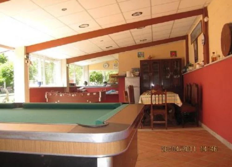Sala de juegos con mesa de billar